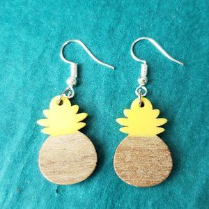 2/10$ NWOT Earrings yellow pineapple wood and resin